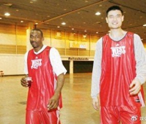 乐鱼官网-“小巨人”和“小霸王”，一生之敌的姚明和小斯，究竟谁更出色？